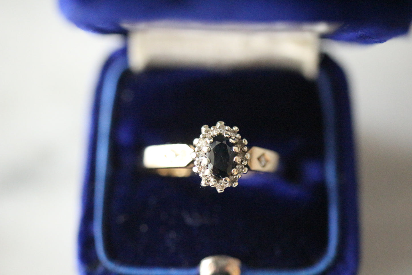 1980 年復古 9 克拉金藍寶石和鑽石“光環”戒指