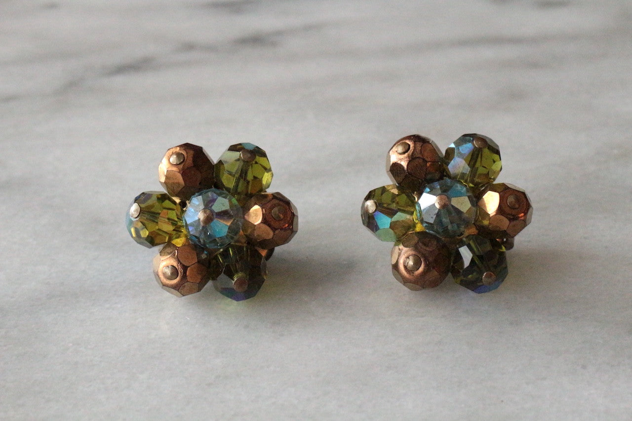 復古 1950 年代金色深綠色和青銅 AB 玻璃珠夾式耳環