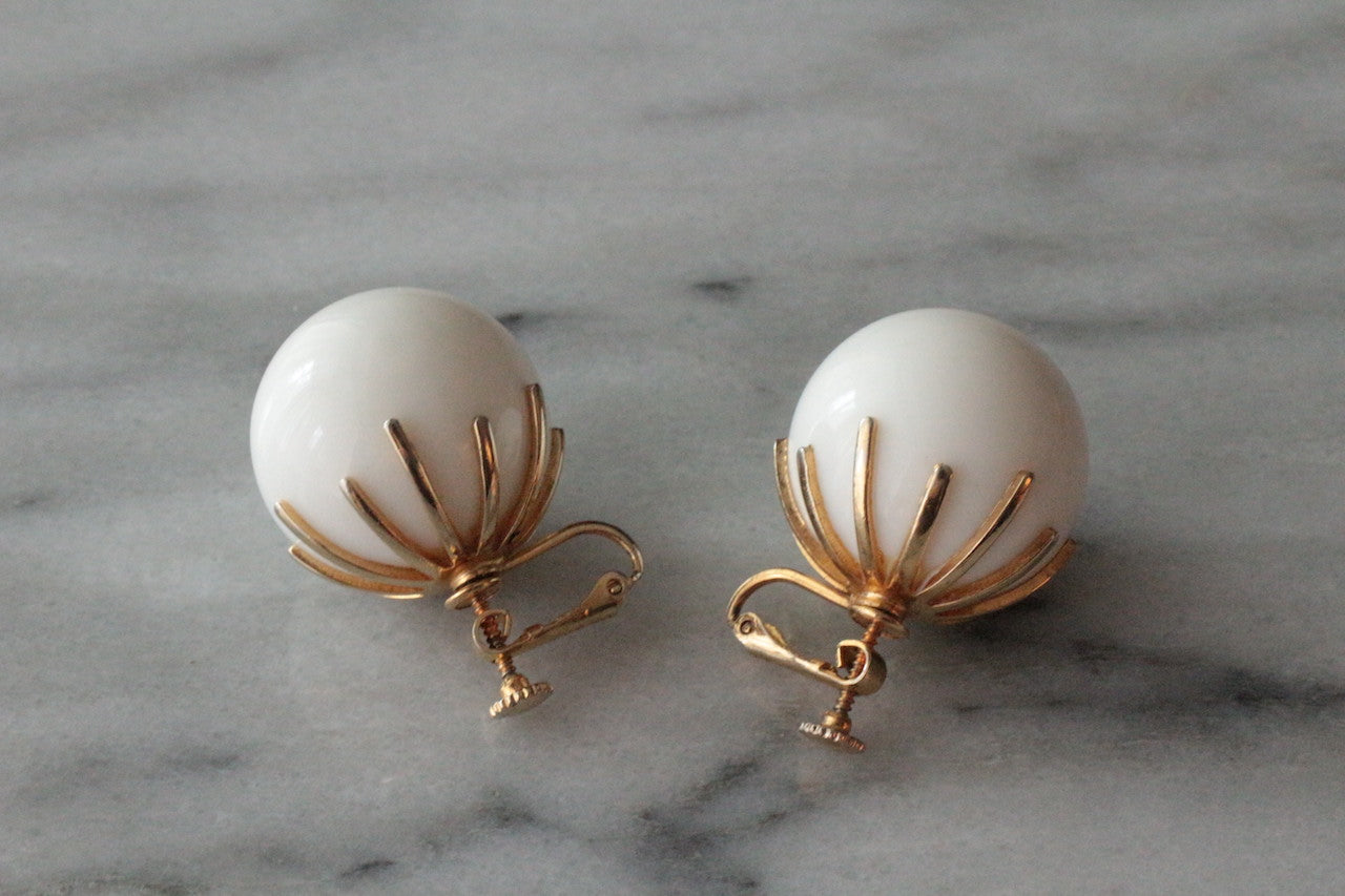 復古 1960 年代 Napier 金色大號白色有機玻璃球形夾式耳環