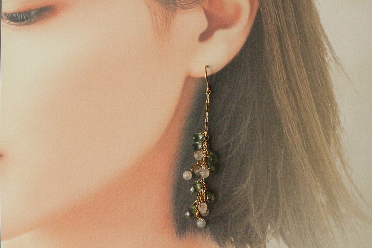 玫瑰石英和綠色玻璃吊式耳環