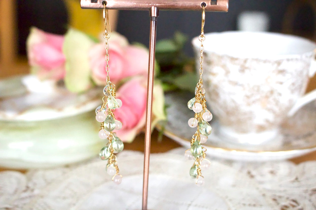 玫瑰石英和綠色玻璃吊式耳環