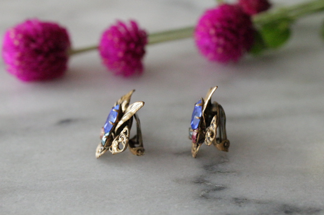 復古 1930 年代奧地利金絲細葉藍色和粉紅色玻璃花卉夾式耳環
