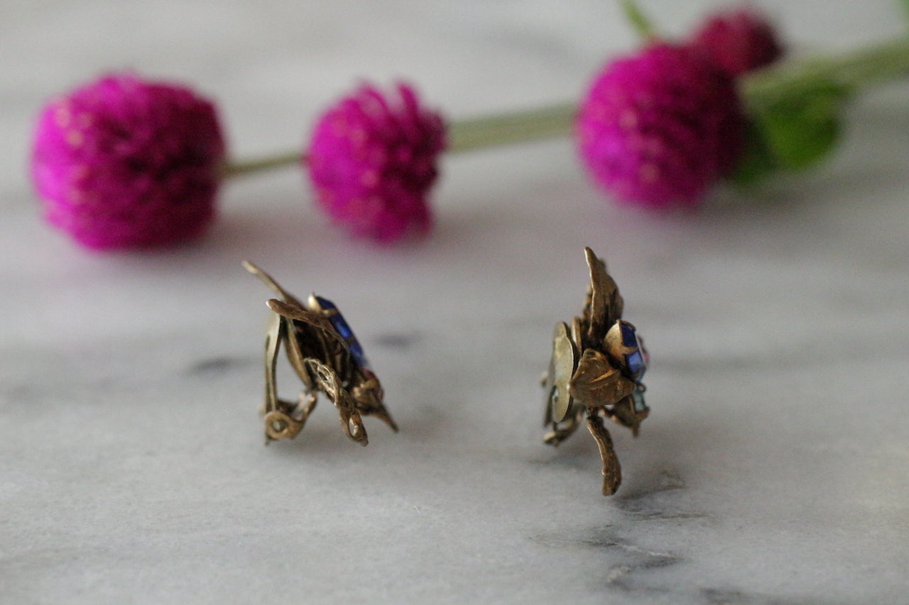 復古 1930 年代奧地利金絲細葉藍色和粉紅色玻璃花卉夾式耳環