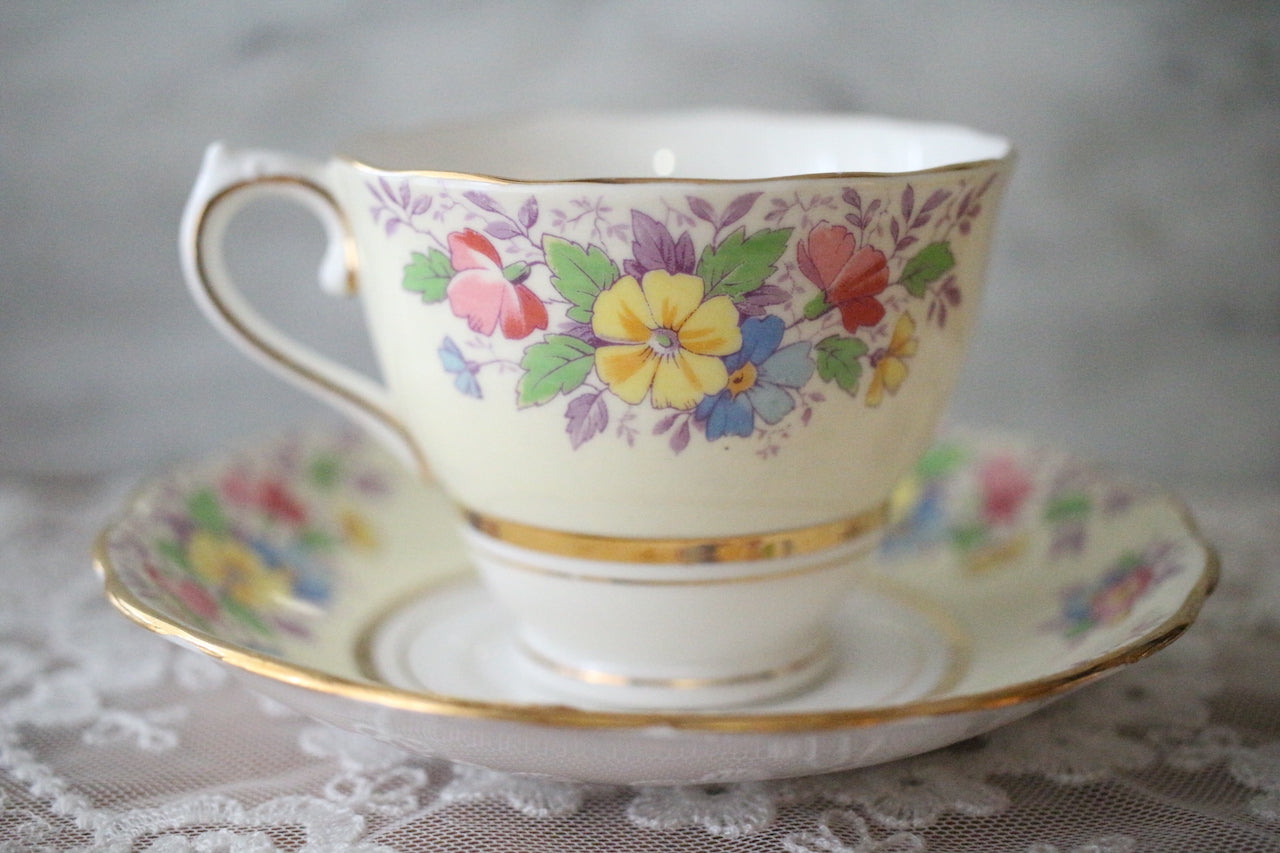 復古 1940 年代 Colclough 黃色花束茶杯和茶托